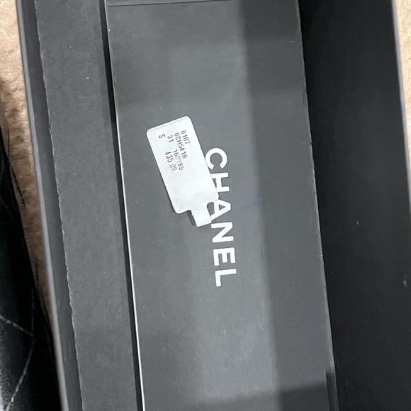 Chanel 5418 sunglasses logo on top 
Gorgeous!!!! - Picture 11 of 14